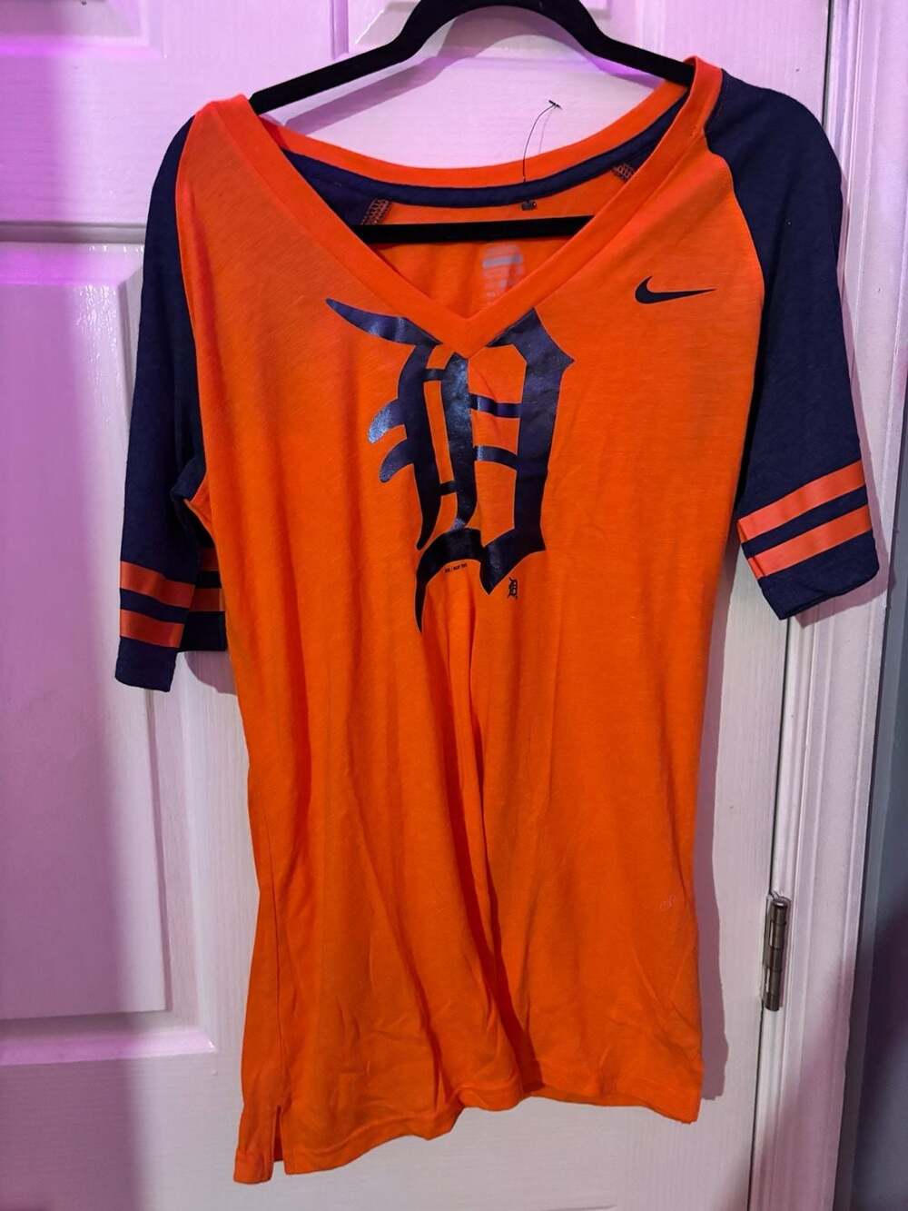 Nike Detroit Tigers Size XL V-Neck Raglan Shirt